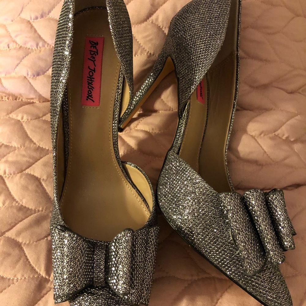 NIB Betsy Johnson Prince pewter shoes